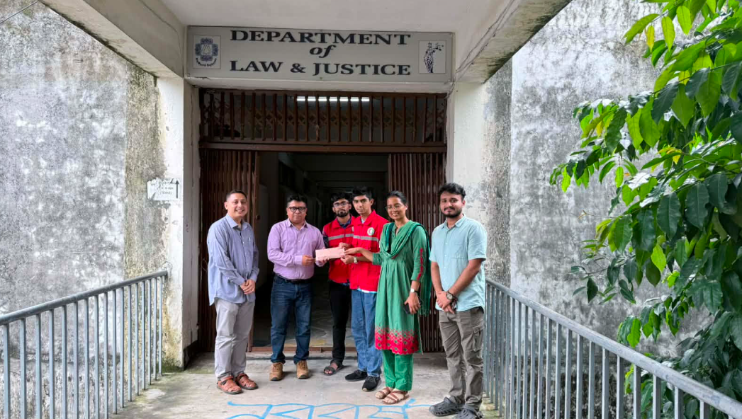 বন্যার্তদের সহায়তায় রেড ক্রিসেন্টকে জাবি আইন অনুষদের ফান্ড হস্তান্তর